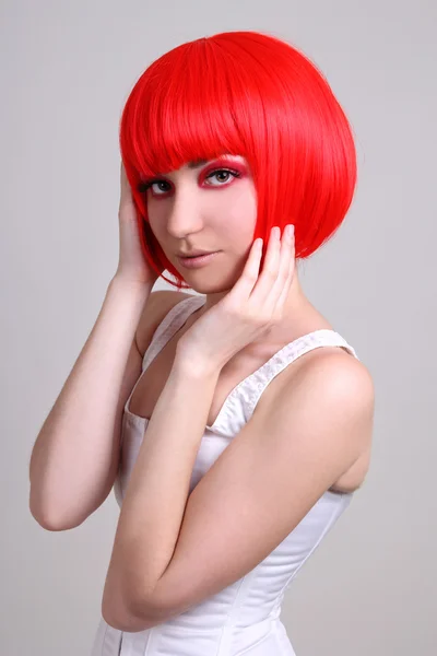 Kırmızı peruk içinde güzel bir kadın — Stok fotoğraf