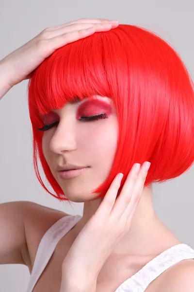 Привлекательная женщина в красный парик — стоковое фото