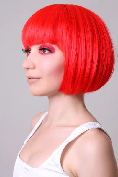 Schöne Frau mit roter Perücke — Stockfoto