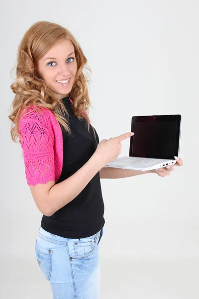 Jovem mulher feliz com laptop — Fotografia de Stock