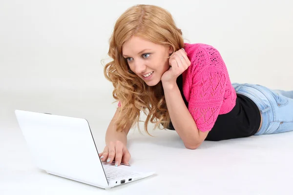 Ευτυχής νεαρή γυναίκα με φορητό υπολογιστή — Φωτογραφία Αρχείου