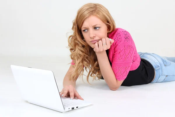 Glad ung kvinna med laptop — Stockfoto