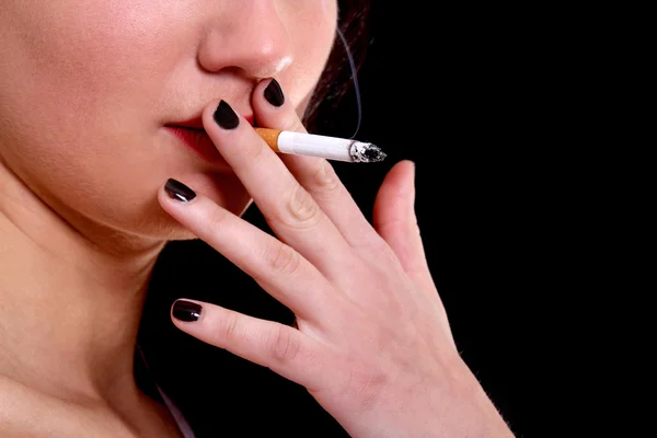 Närbild porträtt av kvinna med cigarett — Stockfoto