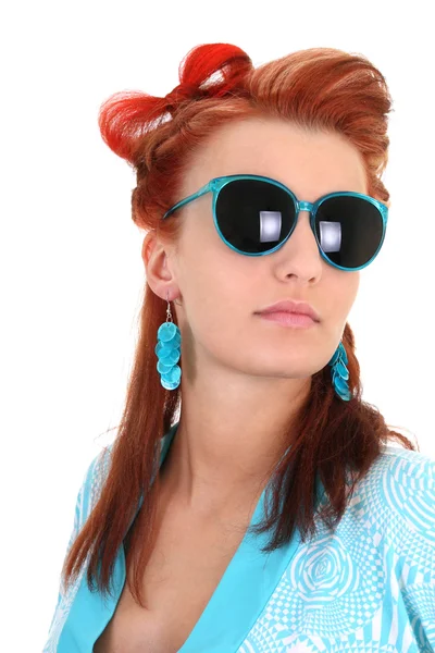 Mladá žena s modré sluneční brýle — Stock fotografie