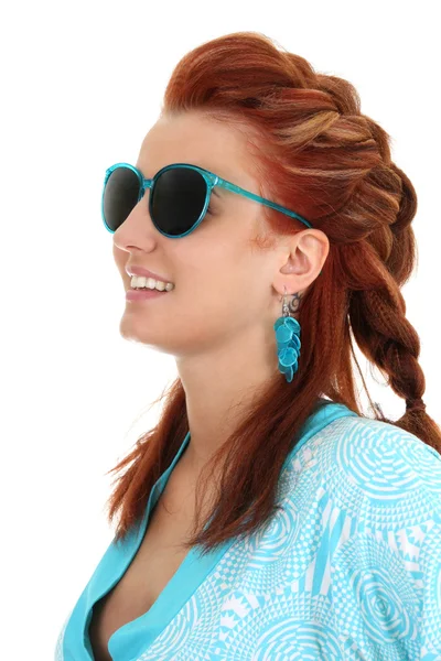 Jonge vrouw met blauwe zonnebril — Stockfoto