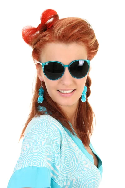 Mulher jovem com óculos de sol azuis — Fotografia de Stock