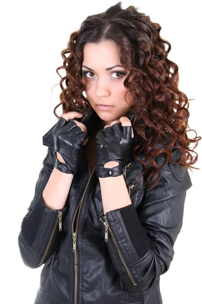 在皮革夹克 glamorouse 深色头发的女人 — 图库照片