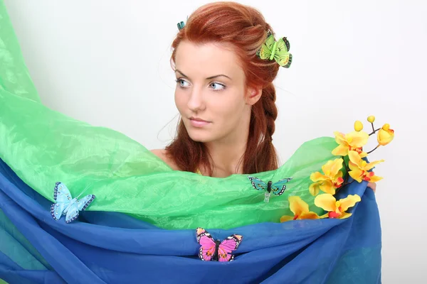 Çiçekler ve kelebekler ile Kızıl saçlı kadın — Stok fotoğraf