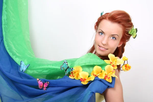 Çiçekler ve kelebekler ile Kızıl saçlı kadın — Stok fotoğraf