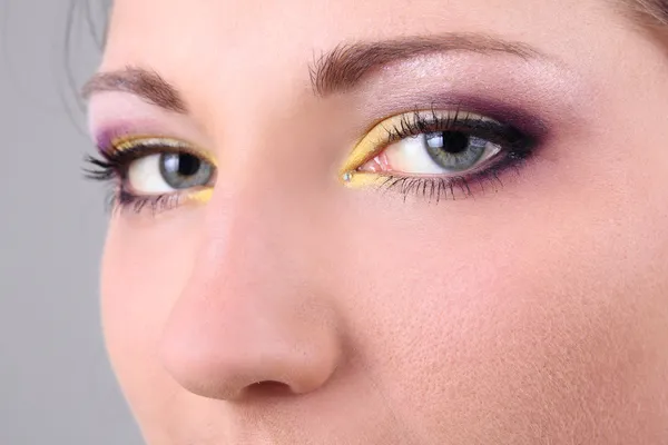 Close-up portret van mooie brunette met make-up — Stockfoto
