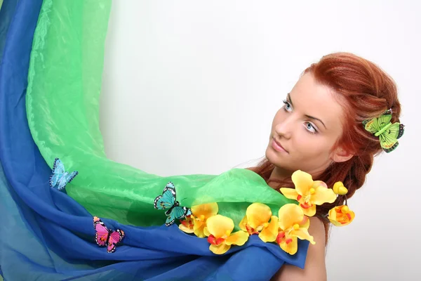 花と蝶の赤髪の女 — ストック写真