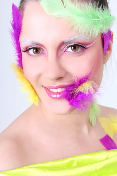 Mujer con maquillaje creativo y plumas — Foto de Stock