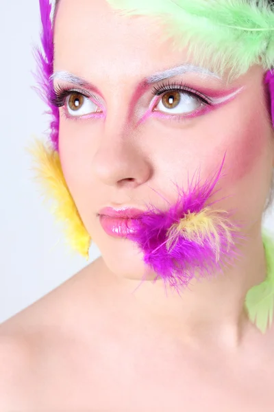Donna con make-up creativo e piume — Foto Stock