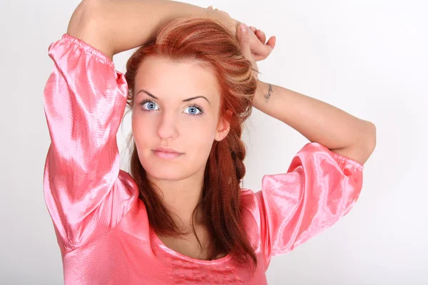 Donna dai capelli rossi con tatoo — Foto Stock