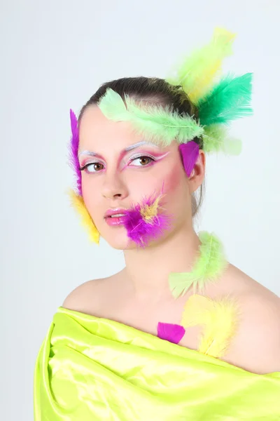Femme avec maquillage créatif et plumes — Photo