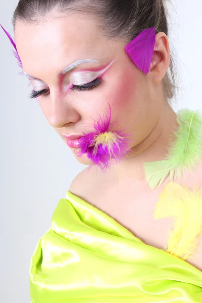 创意化妆和羽毛的女人 — 图库照片