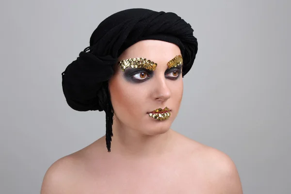 Vrouw met zwarte make-up en sjaal — Stockfoto