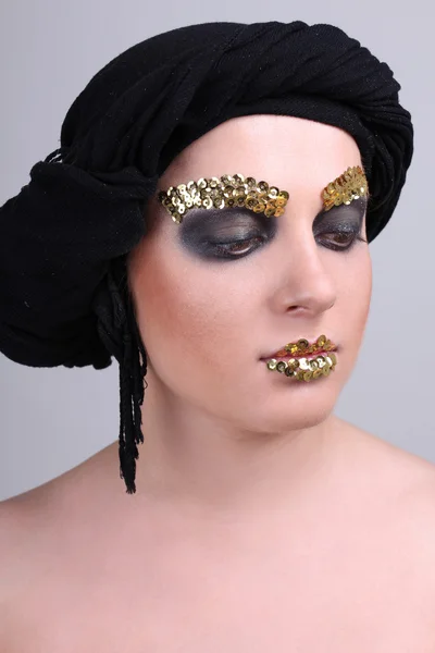 Mujer con maquillaje negro y bufanda — Foto de Stock