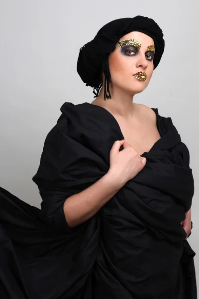 Frau mit schwarzen Make-up und Schal — Stockfoto