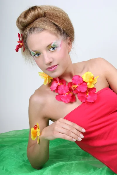 Όμορφη γυναίκα με δημιουργική μακιγιάζ και λουλούδια — Φωτογραφία Αρχείου