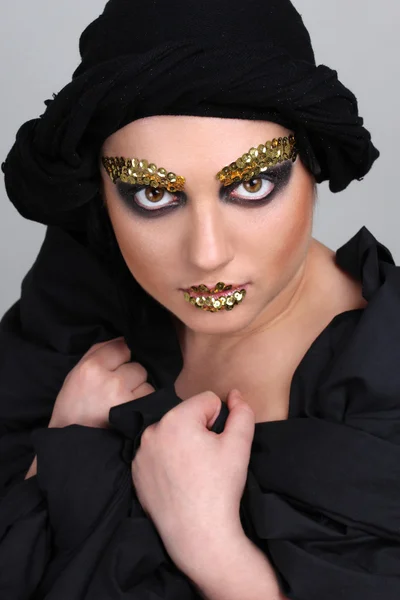 Frau mit schwarzen Make-up und Schal — Stockfoto