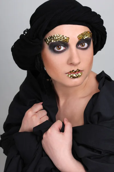 Жінка з чорним макіяжем і шарфом — стокове фото