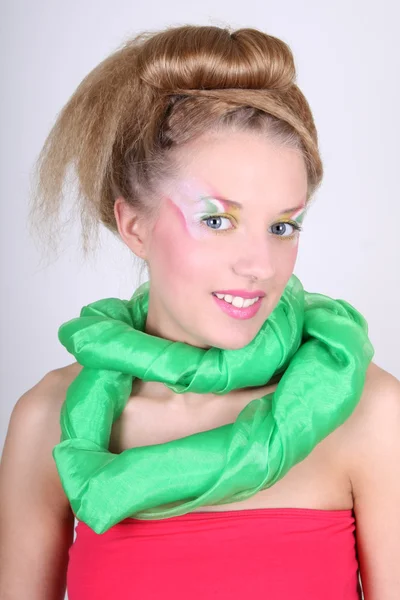Mooie vrouw met creatieve make-up en coiffure — Stockfoto