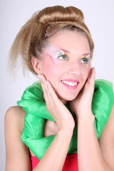Bella mujer con creativos de maquillaje y peinado — Foto de Stock