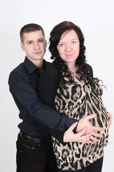 Счастливый мужчина обнимает беременную женщину — стоковое фото