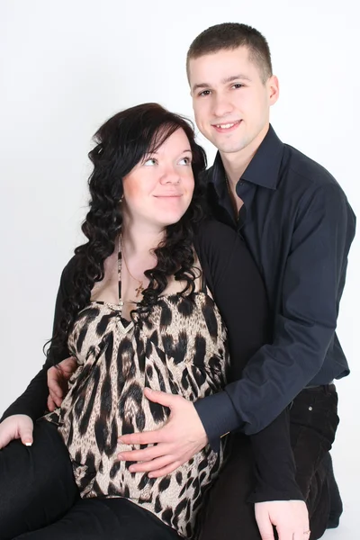 Lycklig man embrace gravid kvinna — Stockfoto