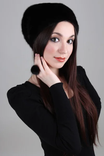 Femme heureuse en chapeau de fourrure noir — Photo