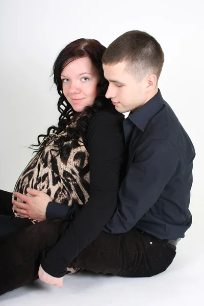Felice uomo abbraccio donna incinta — Foto Stock