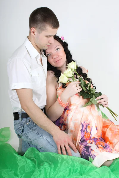 임신한 아내와 그녀의 남편이 앉아 — 스톡 사진