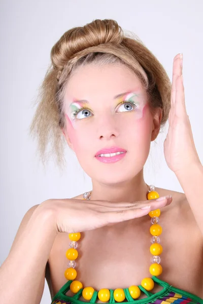 Jovem mulher com criativa maquiagem e penteado — Fotografia de Stock