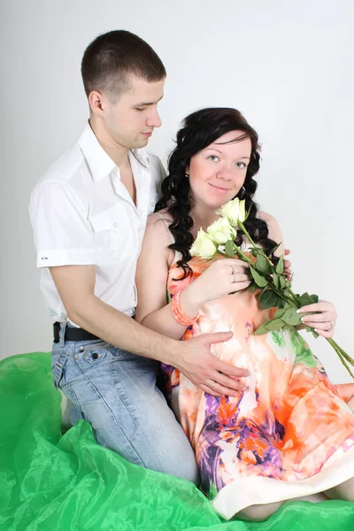 Gravida hustru och hennes man sitter — Stockfoto