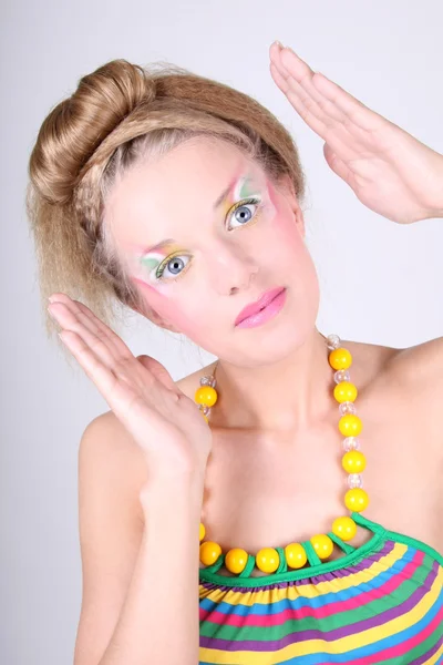 创意化妆和发型的年轻女人 — 图库照片