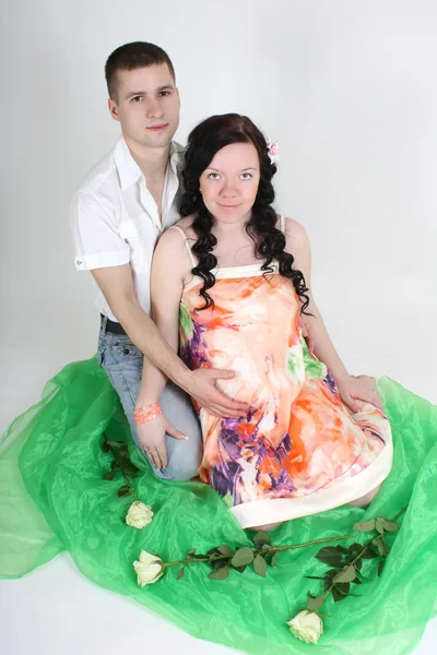 Hamile eşi ve oturan kocası — Stok fotoğraf