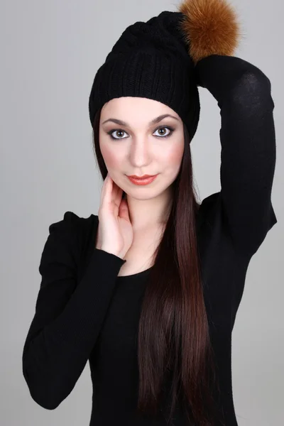 Gelukkige vrouw in zwarte hoed — Stockfoto