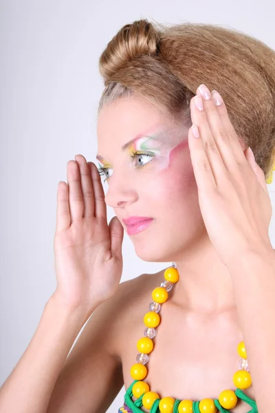 Ung kvinna med creative make-up och håruppsättning — Stockfoto