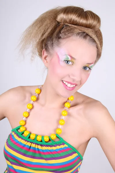 Mujer joven con el creativo de maquillaje y peinado — Foto de Stock