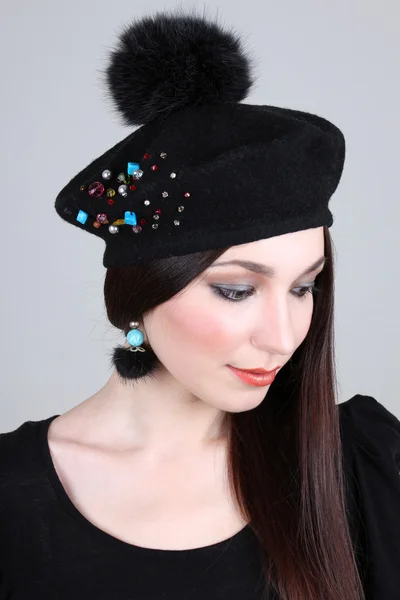 Γυναίκα στο μαύρο καπέλο και σκουλαρίκια — Φωτογραφία Αρχείου