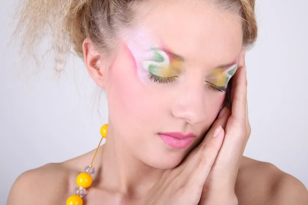 Närbild porträtt av kvinna med creative make-up — Stockfoto