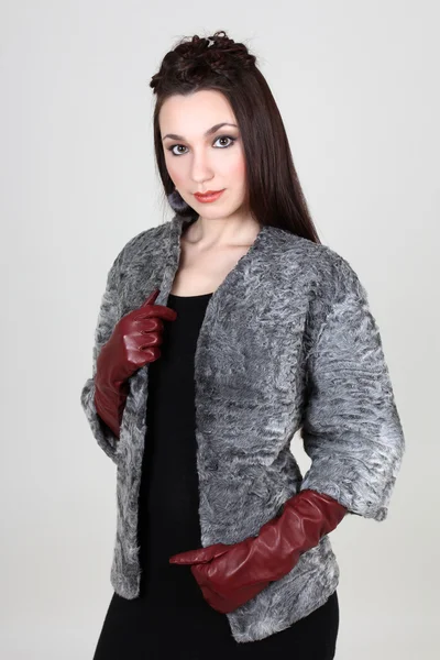 Mulher de casaco de pele cinza — Fotografia de Stock
