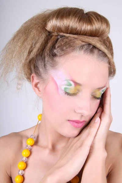 Close-up portrait de femme avec du maquillage créatif — Photo