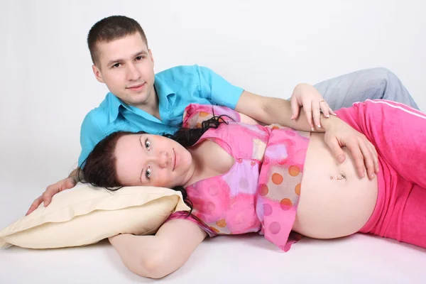 Чоловік і вагітна жінка брешуть — стокове фото