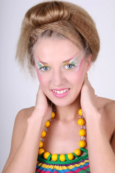 Νεαρή γυναίκα με δημιουργική μακιγιάζ και χτένισμα — Φωτογραφία Αρχείου
