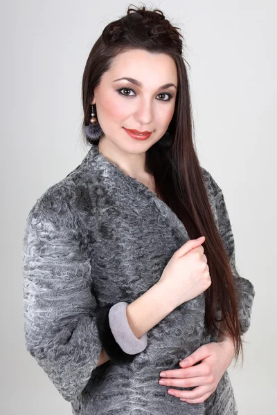 Kadın gri kürk ceket — Stok fotoğraf