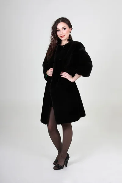 Mulher elegante com casaco de pele preto — Fotografia de Stock