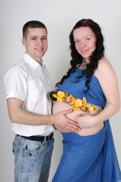 Kocasından hamile bir kadın. — Stok fotoğraf