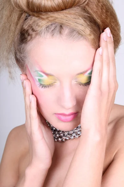 Mujer joven con el creativo de maquillaje y peinado — Foto de Stock